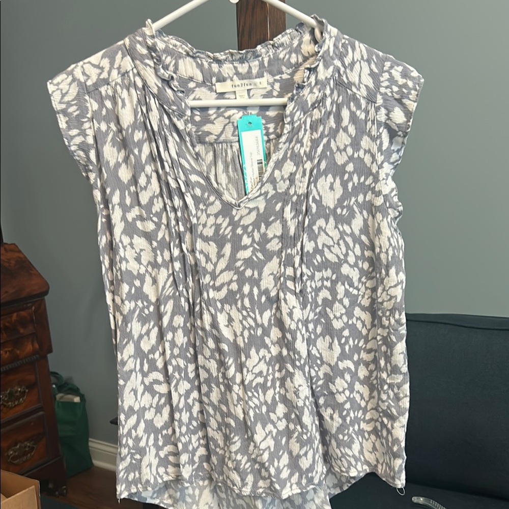 Stitch fix Fun2Fun Mew Gray and White Flutter Sleeve Blouse